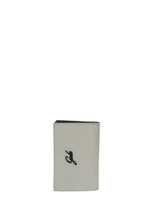 Cartera de cuero blanco con logotipo negro de "Gabs" centrado en el frente, diseño rectangular simple, plegada y cerrada.