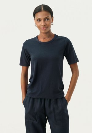 T-shirt a maniche corte in blu navy realizzato in materiale morbido, con scollo rotondo classico e vestibilità rilassata.