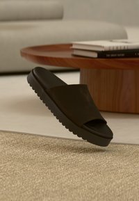 Niewybrane, dark brown