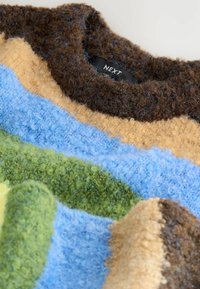 Farverig strikket sweater med blå, grønne, brune og beige striber samt en blød, tekstureret finish. Etiket synlig på kraven.