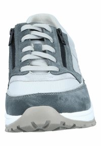 Grijze sneaker met een combinatie van suede en nylon materiaal, voorzien van een vetersluiting, zijritsen en een gestructureerde rubberen zool.