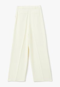 Pantaloni a gamba larga in tessuto avorio, caratterizzati da una texture liscia, due tasche posteriori e una vita sagomata.