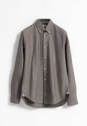 Camisa gris de manga larga con cuello abotonado, botones en el frente, aberturas laterales y una textura de tela suave. Sin patrones ni detalles visibles.