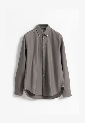 Camisa gris de manga larga con cuello abotonado, botones en el frente, aberturas laterales y una textura de tela suave. Sin patrones ni detalles visibles.