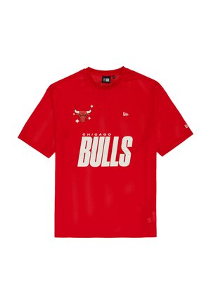 Camiseta deportiva de malla roja con un logotipo blanco "BULLS" y un emblema de Bulls con detalles. Cuello redondo y mangas cortas. Tejido transpirable.