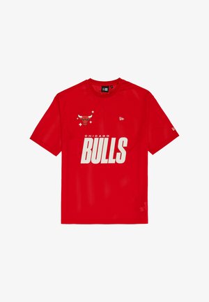 T-shirt de sport en mesh rouge avec un logo "BULLS" blanc et un emblème des Bulls avec des accents. Col rond et manches courtes. Tissu respirant.
