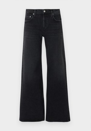 Jean noir taille haute à jambes larges avec bouton et fermeture éclair à l'avant, passants pour ceinture, et design classique à cinq poches.