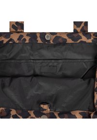 Interno della borsa con stampa leopardata marrone e nera, foderato in nero liscio, chiusura a scatto e una tasca interna.