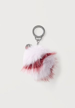 Porte-clés duveteux avec fourrure blanche et rouge attaché à un anneau métallique argenté et un fermoir sur un fond clair uni.