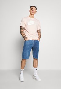 Nike Sportswear TEE ICON FUTURA  - T-shirt estampada - washed coral/white