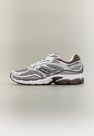 Herres grå og hvit mesh løpesko med hvite lisser, dempet såle og merkevarelogo på siden, mot en nøytral bakgrunn.