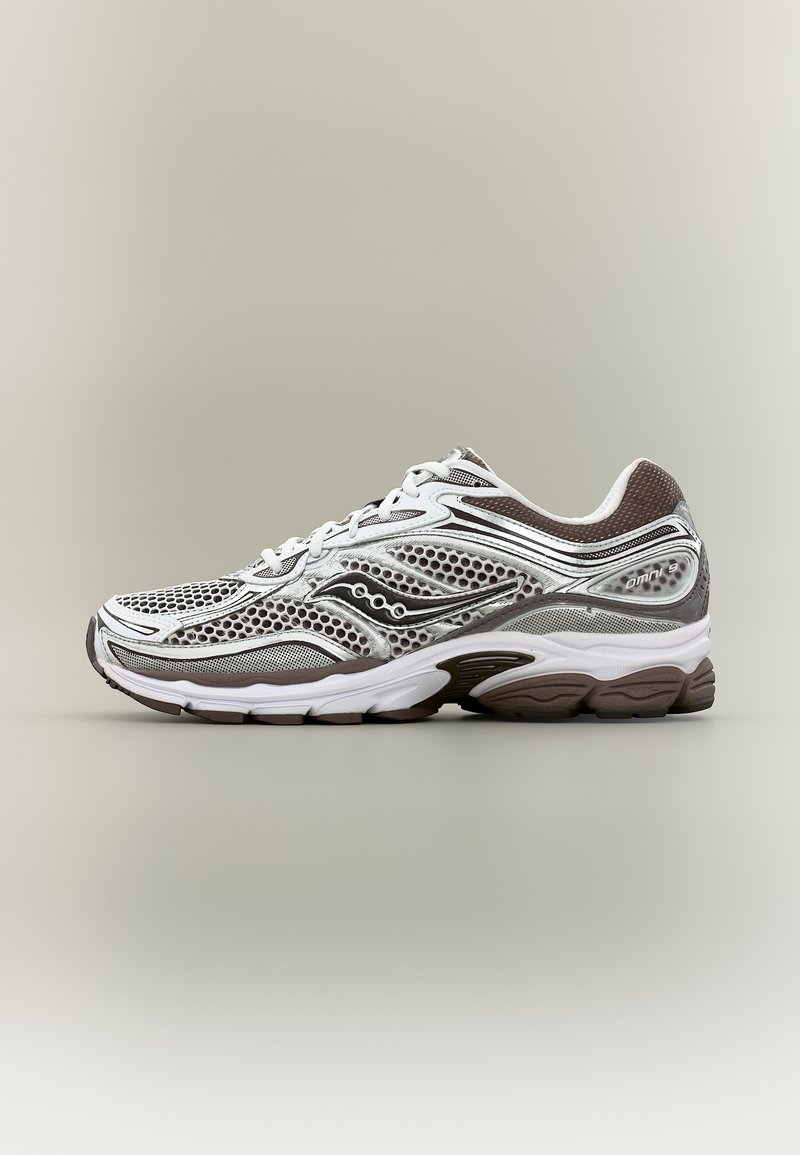 Meeste halli ja valge võrkmaterjaliga jooksujalanõu, valgete paeltega, polsterdatud tallaga ja brändi logoga küljel, neutraalsel taustal.