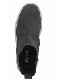 Dunkelgraue Wildleder-Ankle-Boots mit einer kontrastierenden weißen Sohle, elastischen Seiteneinsätzen und einer Zuglasche für einfaches Anziehen. Strukturierter Schaft mit Steppdetails.
