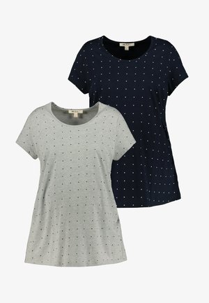 Deux t-shirts à manches courtes, l'un gris et l'autre marine, présentent tous deux de petits motifs en pois blancs. Ils sont fabriqués en coton doux et ont un col rond.
