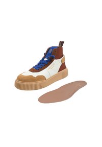 Baskets montantes avec des panneaux en suède brun et en cuir blanc, lacets bleus et une semelle épaisse côtelée beige. Comprend une semelle intérieure amovible.
