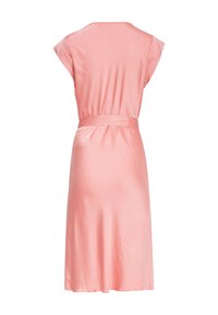 Helles rosa knielanges Kleid mit kurzen Ärmeln, lockerer Passform und einem gebundenen Gürtel an der Taille. Glatter, weicher Stoff; keine sichtbaren Muster oder Hardware.