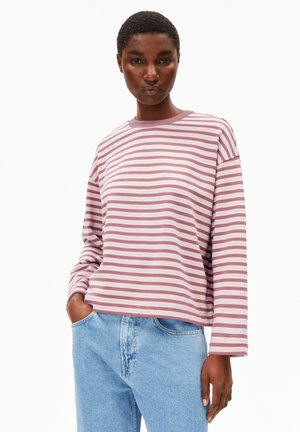 Chemise à rayures à manches longues en rose clair et blanc, faite d'un tissu doux avec un col rond et une coupe décontractée. Portée avec un jean bleu clair.