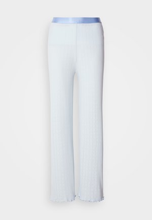 Pantaloni a maglia blu chiaro con un motivo testurizzato, dotati di una vita in satin. Le gambe sono larghe e presentano un orlo a scallop per un tocco aggiuntivo.