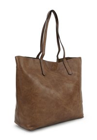 Bruine leren tote bag met twee verlengde schouderbanden, een gladde oppervlakte en een licht gestructureerde afwerking. Met een open bovenkant en minimale details.