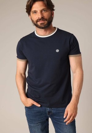 Navyblauwe t-shirt met korte mouwen, voorzien van contrasterende witte en beige ribgebreide kraag en mouwaccenten; bevat een klein logo op de borst.