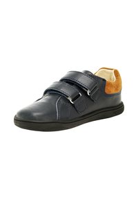 Sneaker in pelle blu navy con doppie fascette in velcro e un inserto in suede marrone sul tallone, montato su una suola in gomma nera.