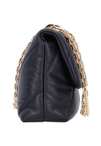 Borsa a tracolla nera in pelle con texture trapuntata, forma arrotondata e una catena dorata come tracolla. Presenta una chiusura a ribalta.
