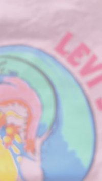 Levi's majica u svijetlo ružičastoj boji s višebojnim kružnim grafičkim prikazom s apstraktnim oblicima, uključujući detalje u plavoj, zelenoj, narančastoj i žutoj boji.