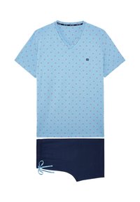 T-shirt azzurro chiaro a maniche corte con motivo a rombi e scollatura a V, abbinato a pantaloni corti in nave scuri con cordoncino.