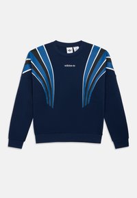 Bluza Adidas albastru marin cu mâneci lungi, având dungi curbate albastre, negre și albe pe umeri și un mic logo Adidas centrat pe piept.