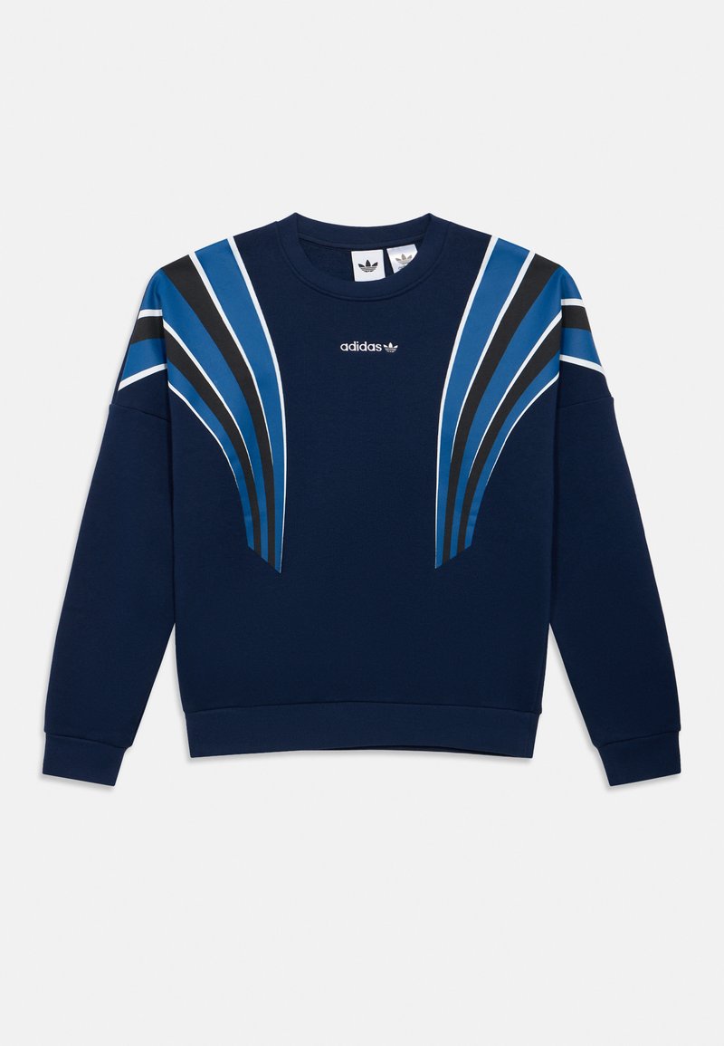 Bluza Adidas albastru marin cu mâneci lungi, având dungi curbate albastre, negre și albe pe umeri și un mic logo Adidas centrat pe piept.