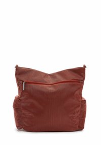 Bolso de hombro de tela texturizada roja con un bolsillo frontal con cremallera y bolsillos laterales, exhibido sobre un fondo blanco.