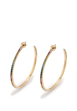 Gouden metalen oorringen met kleine meerkleurige edelstenen langs de buitenrand en sluitingen op steker.