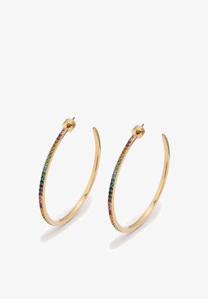 Gouden metalen oorringen met kleine meerkleurige edelstenen langs de buitenrand en sluitingen op steker.