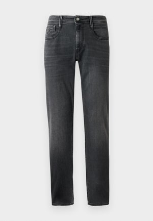 Jeans de mezclilla gris oscuro con corte recto, cinco bolsillos, cierre de botón y un sutil desgaste. Presentan costuras visibles y passadores para cinturón.