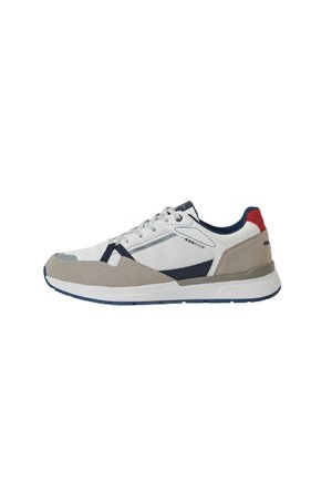 Zapatillas deportivas para hombre con parte superior de malla blanca, detalles en ante gris, detalles en azul marino, una lengüeta trasera roja y suela de goma blanca.