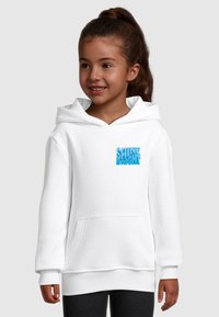 Hvid hoodie med en frontlomme, der har et tekstureret blåt "SHINE BRIGHT" grafik på brystet. Blødt stof, lange ærmer og justerbar hætte.