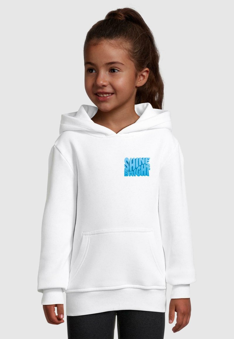 Hvid hoodie med en frontlomme, der har et tekstureret blåt "SHINE BRIGHT" grafik på brystet. Blødt stof, lange ærmer og justerbar hætte.