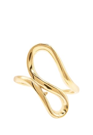 Bague en or avec un design à boucle lisse et torsadée formant une forme abstraite et continue sur fond blanc.