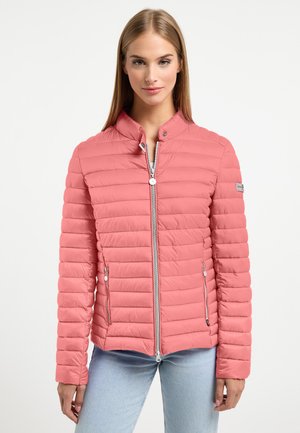 Lichtgewicht, gewatteerde roze jas met een staande kraag, ritsluiting en twee zijzakken. Kenmerkt zich door horizontale stiksels en zilverkleurige hardware.
