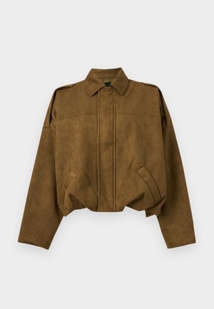 Chaqueta corta de ante marrón con mangas largas, cierre frontal con botones ocultos, dos bolsillos en ángulo y cuello puntiagudo.