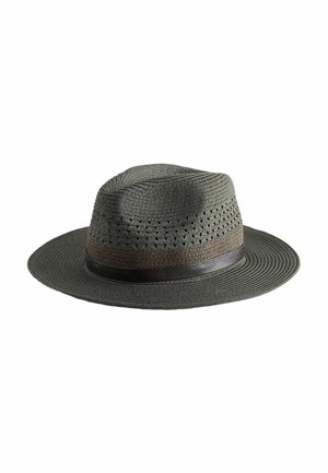 Gråt flettet fedora-hat med ventilationshuller rundt om kronen og et brunt bånd over en mørkere skygge.