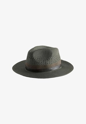 Harmaa kudottu fedora-hattu, jossa on tuuletusreiät kruunun ympärillä ja ruskea nauha tummemman lierin yläpuolella.