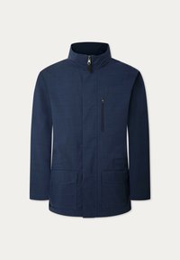 Chaqueta azul marino con un cuello alto, cremallera frontal, dos bolsillos laterales y un bolsillo en el pecho con cremallera. Fabricada con una tela texturizada.