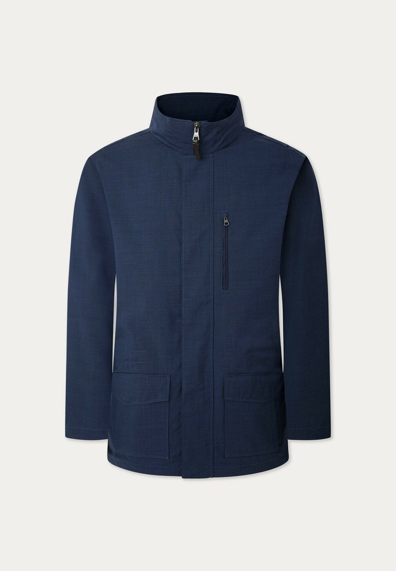 Veste bleu marine avec un col haut, fermeture éclair à l'avant, deux poches latérales et une poche poitrine zippée. Fabriquée en tissu texturé.