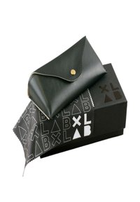 Svart läderglasögonfodral med ett guldtryckknäpp sitter ovanpå en svart låda med vita geometriska logotyper och en mjuk rengöringsduk.