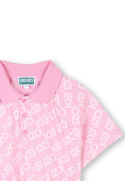Roze polo-shirt met een herhalend KENZO-logo patroon, korte mouwen, geribbelde kraag en drie knopen op de sluiting.