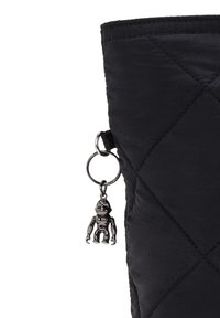 Borsa nera trapuntata con una superficie testurizzata e un accento in argento rappresentato da un portachiavi con una figurina di robot attaccata.