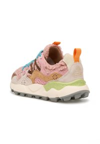 Mehrfarbiger Sneaker aus pinkem und braunem Wildleder, mit flauschigen pinken Akzenten, blauen Schnürsenkeln, einer grünen Zwischensohle und einer orangefarbenen Schlaufe. Strukturiertes Sohlenprofil.