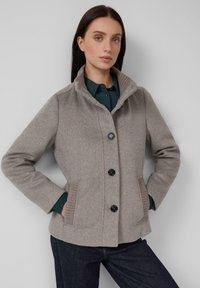 Veste en mélange de laine gris clair avec un col montant, quatre boutons noirs et poches latérales côtelées. Présente une coupe structurée et une texture douce.
