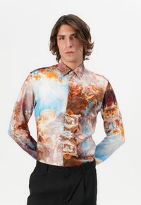 Langärmliges Hemd mit einem bunten Wolken- und klassischen Kunstdruck, hergestellt aus leichtem Stoff mit einem taillierten Kragen und Knopfverschluss.